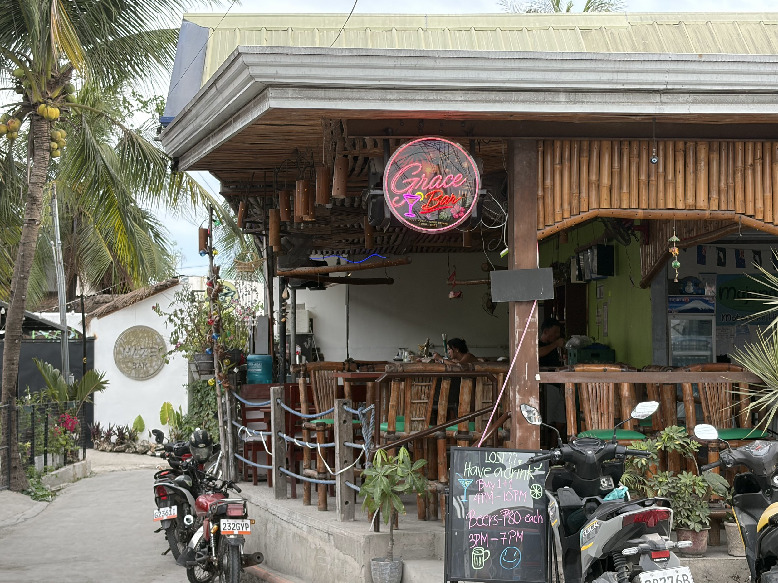 おしゃれなお店の外観2