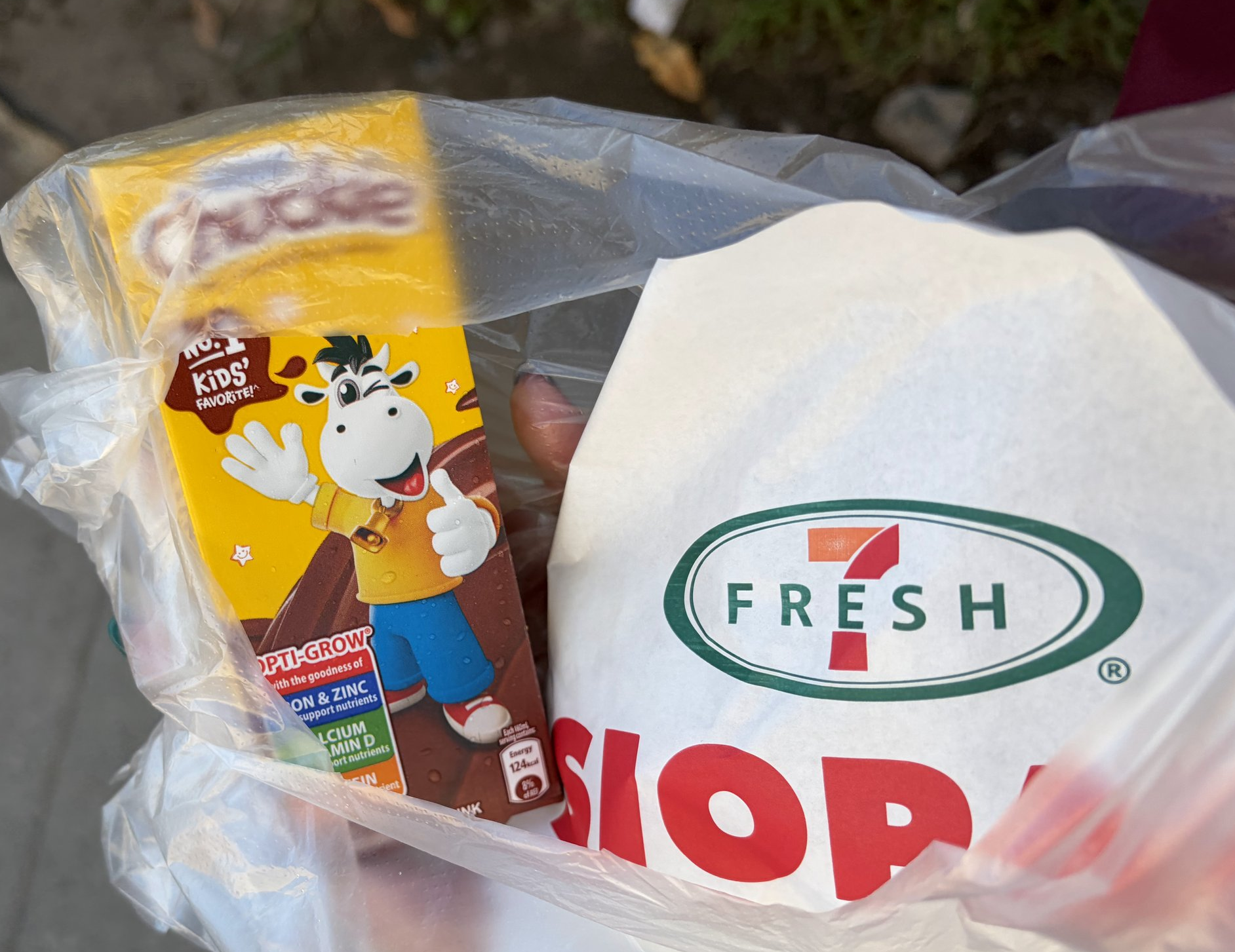 購入したChuckieドリンクと肉まん