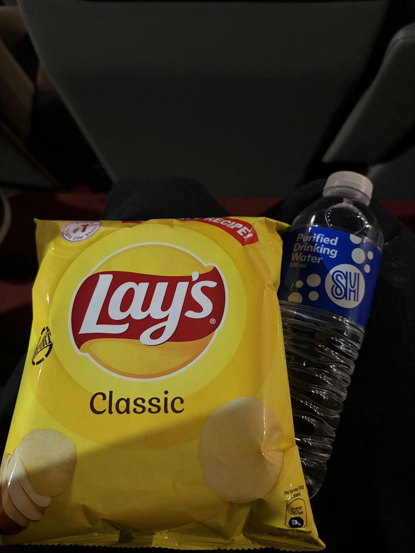 チケットについてきたLAYSのお菓子と水