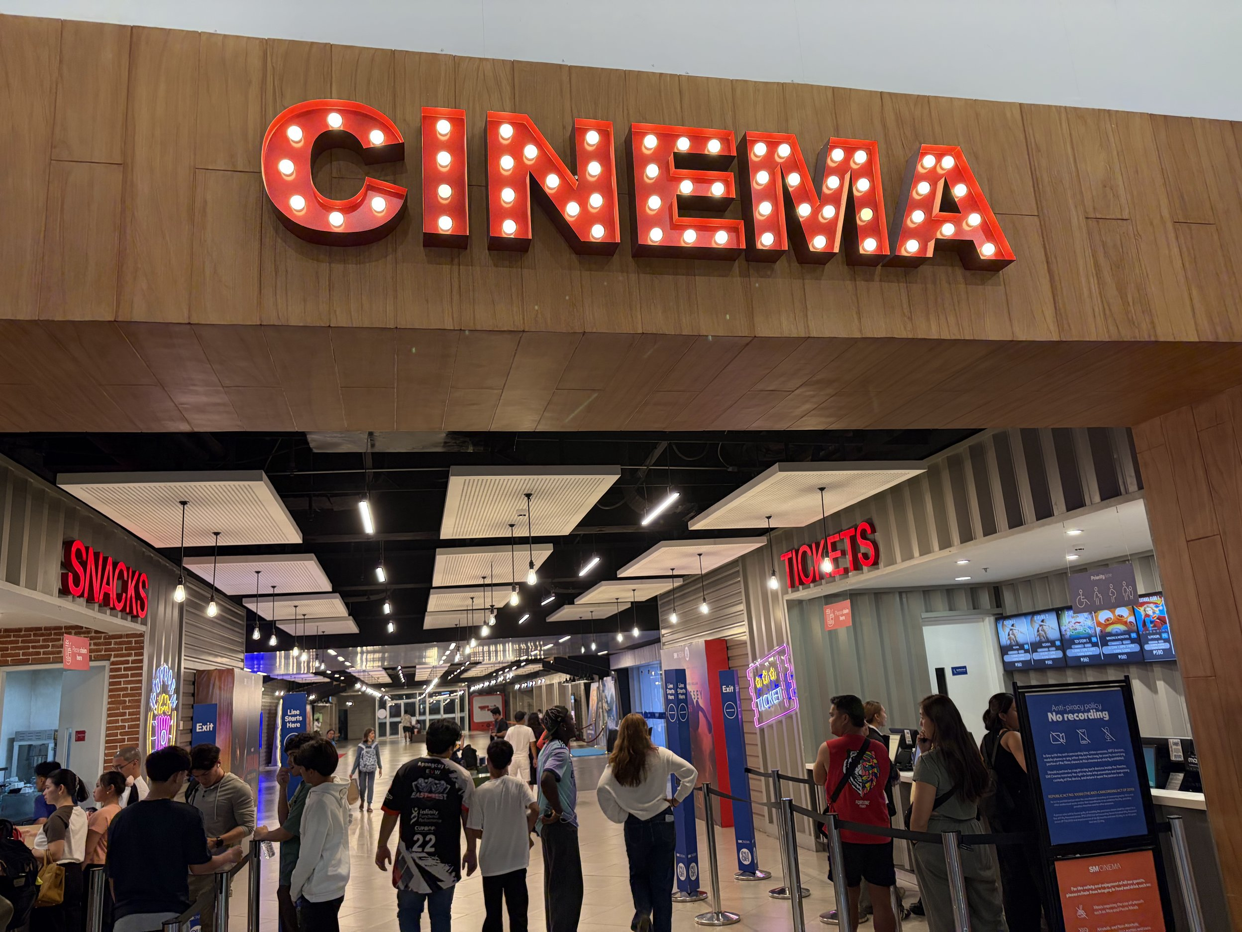 CINEMAの入口