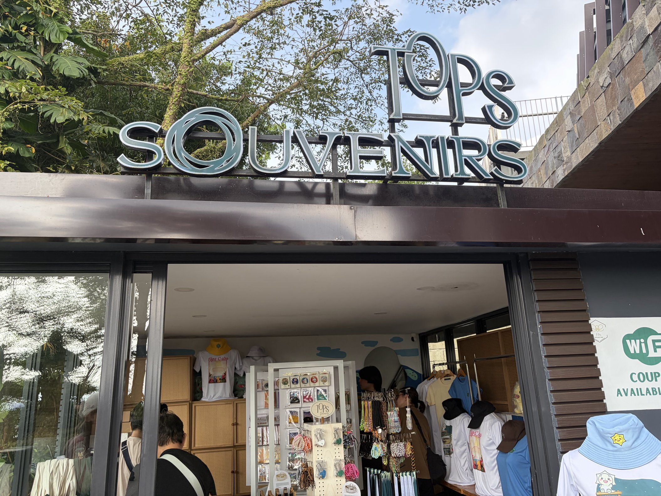 入口横にあるTOPSのショップ