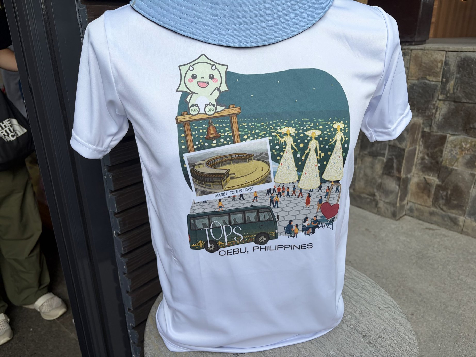 TOPSのTシャツ