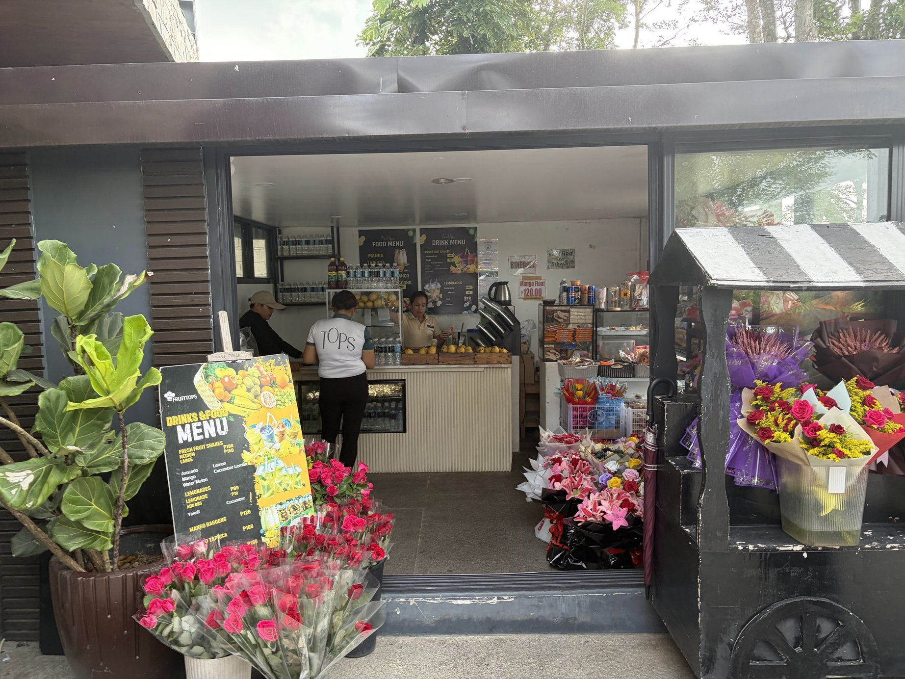 入口横の花屋さん