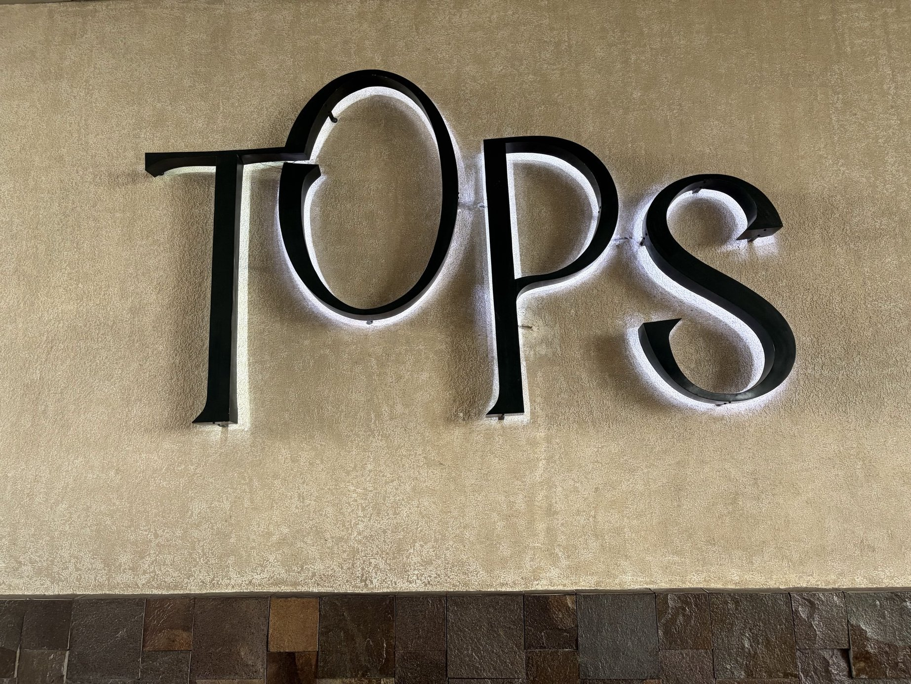 TOPSの有名な看板