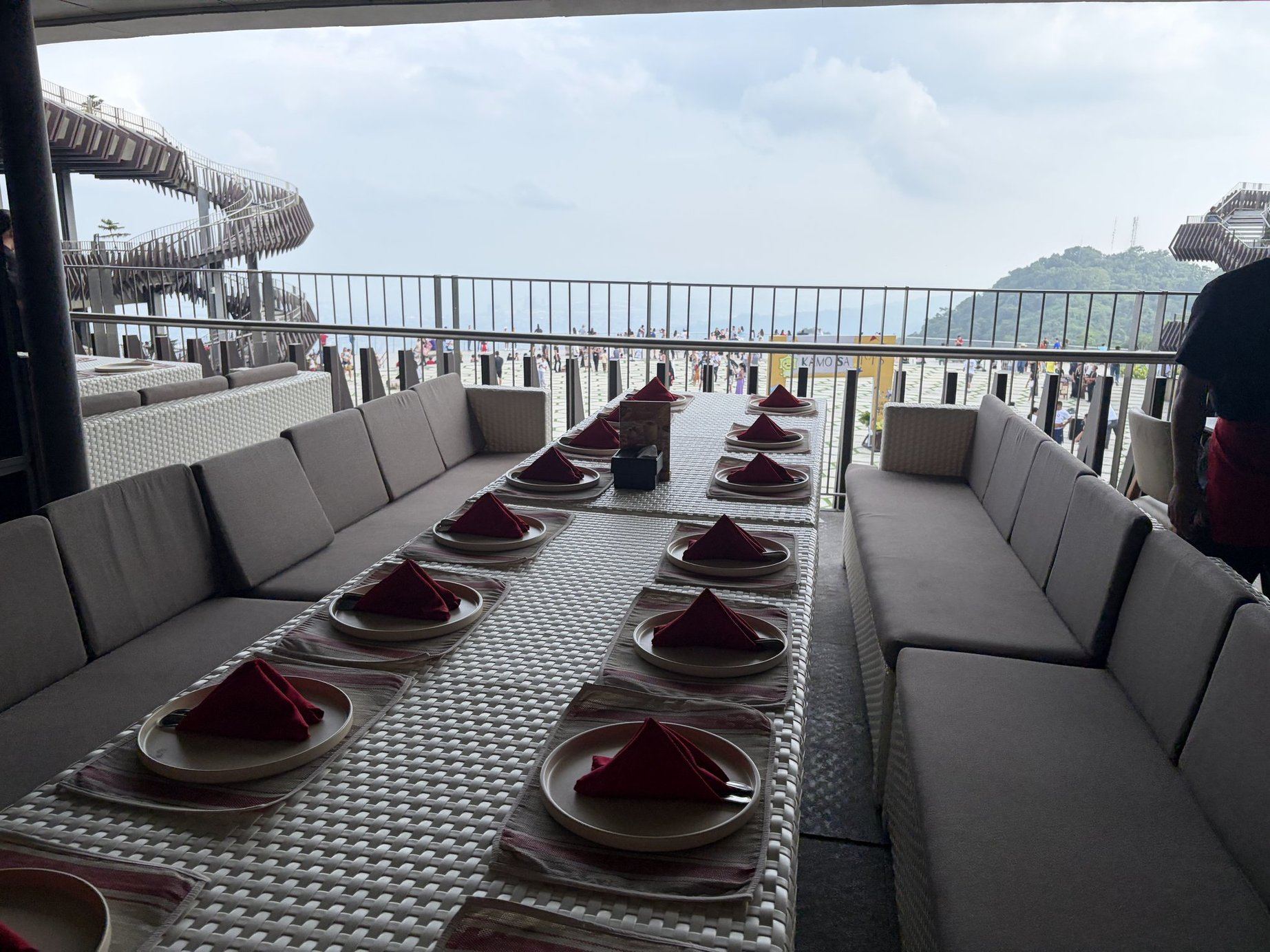TOPS OF CEBUの店内