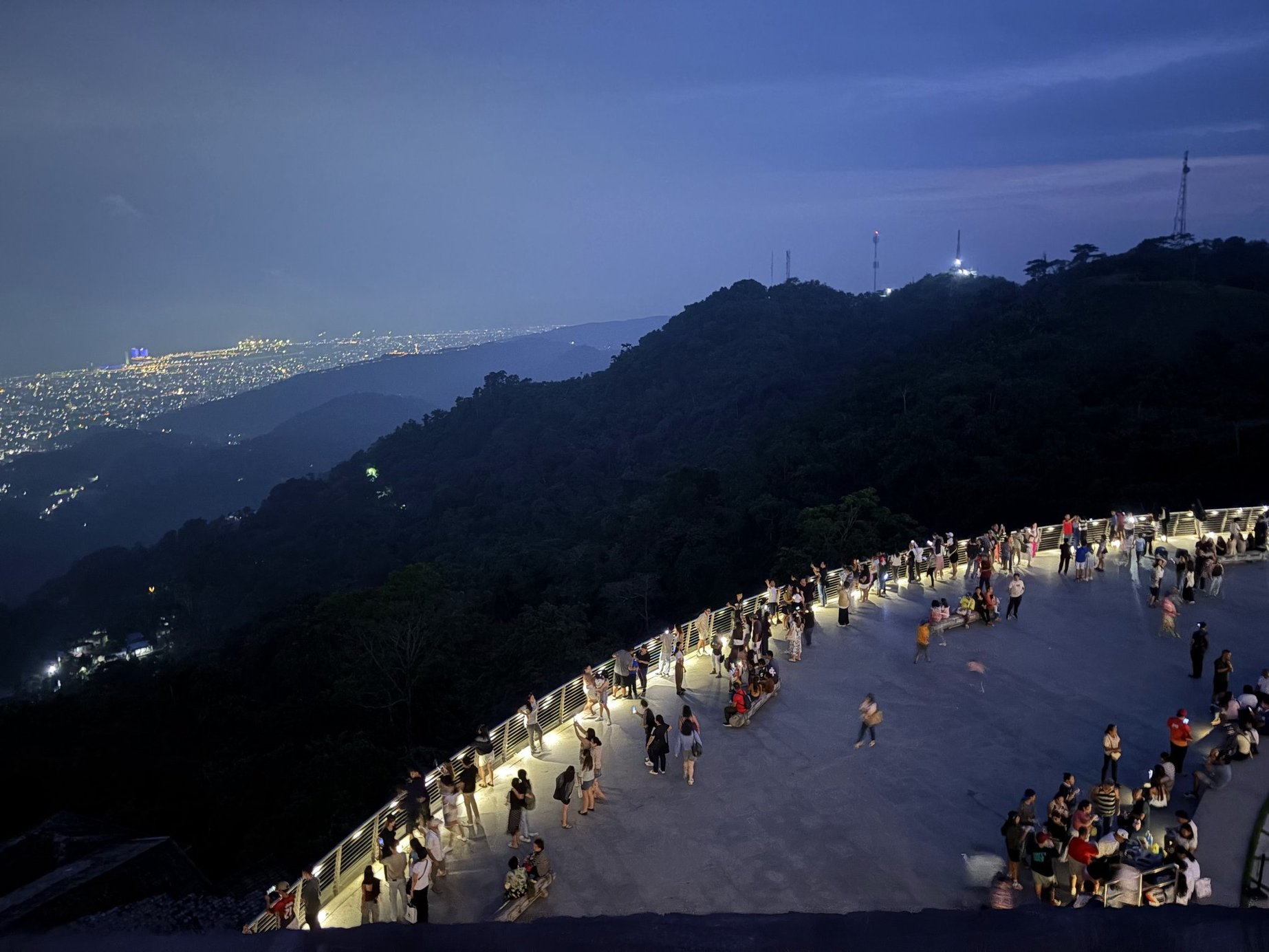 夜景を楽しむ人達