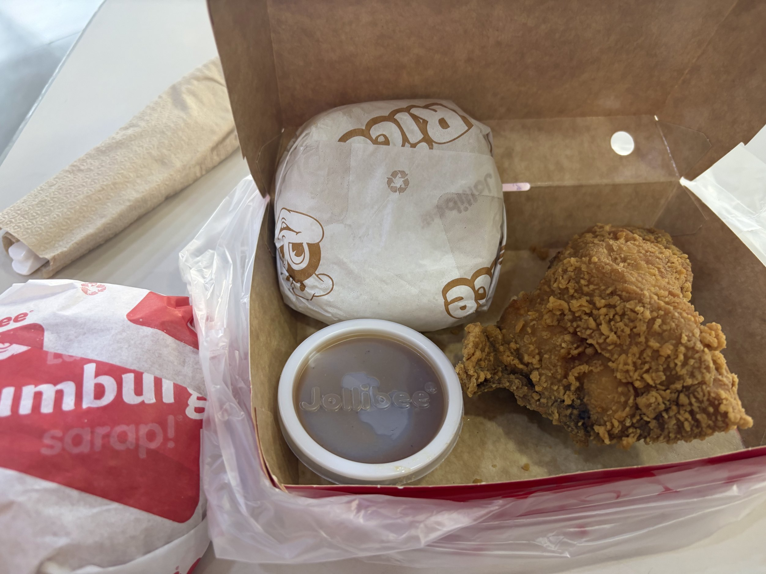 テイクアウトのチキンとバーガー