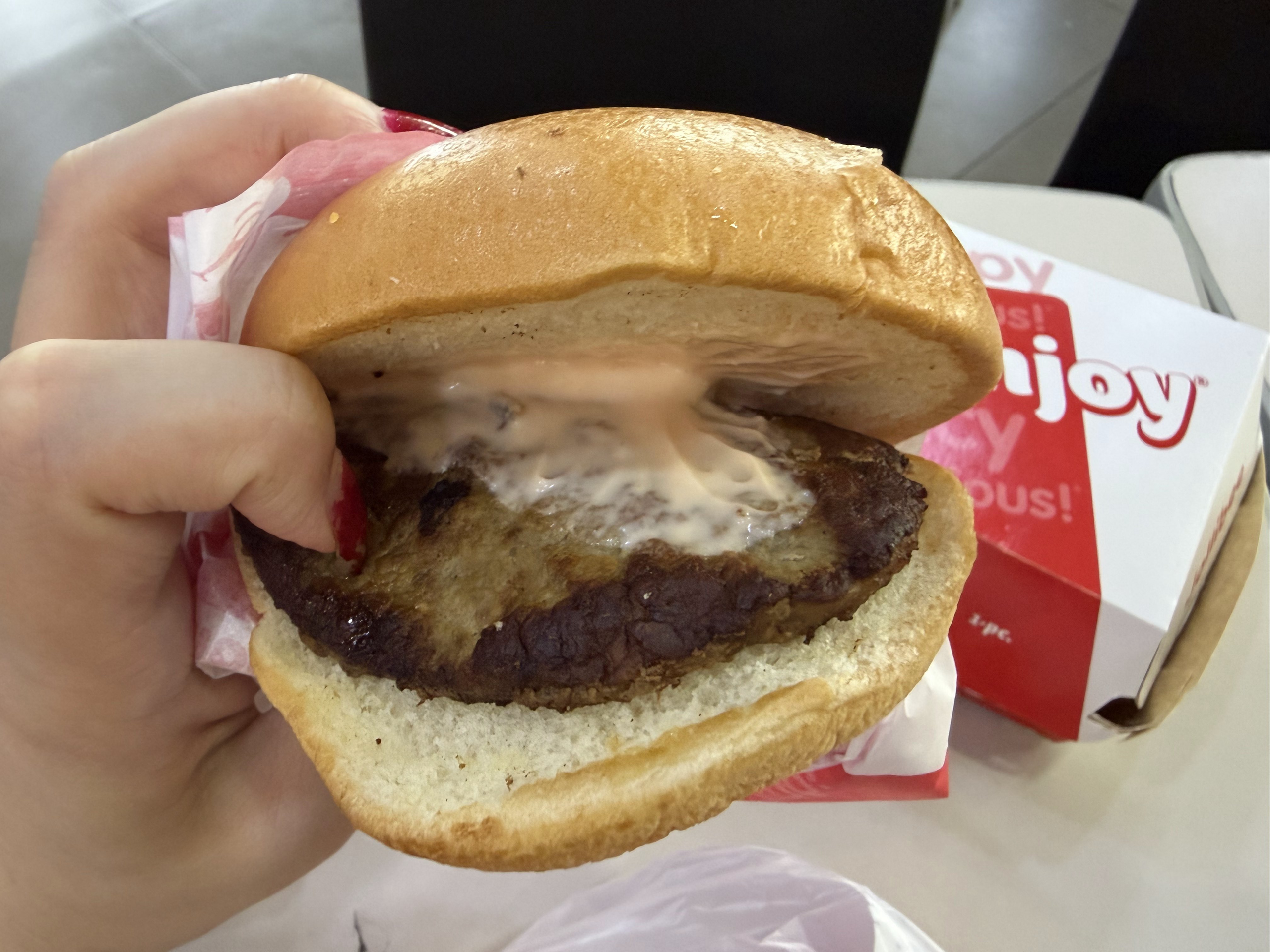 ハンバーガーの中身のピンクのソース