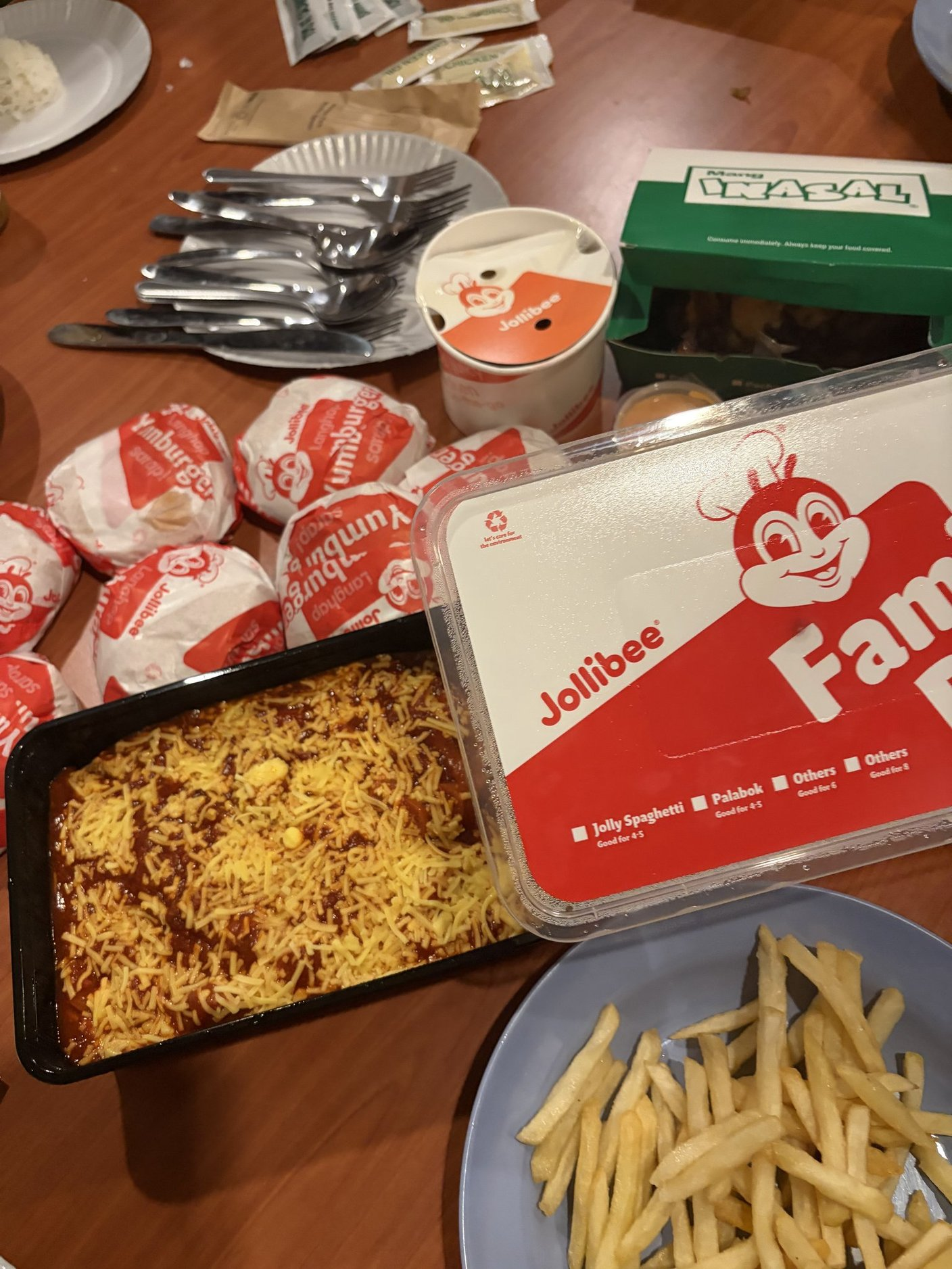 デリバリーでたくさん頼んだハンバーガーとBIGサイズのパスタ