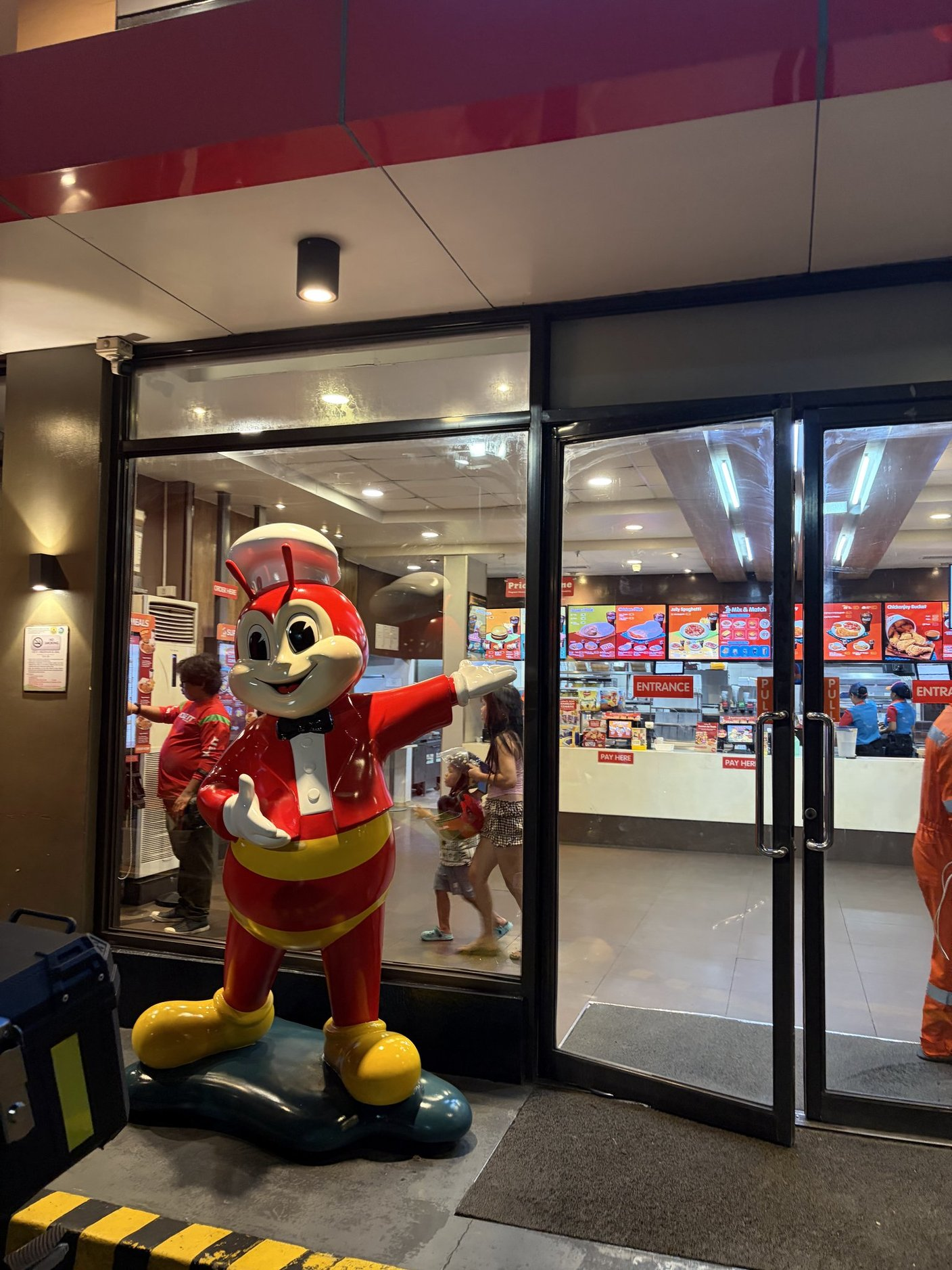 店の前にいるジョリビーのキャラクター