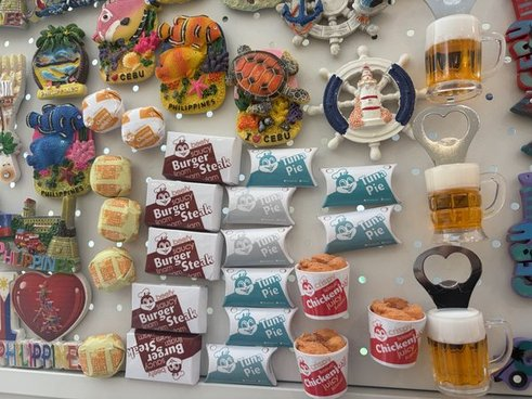 お土産屋で見かけたジョリビーグッズのマグネット