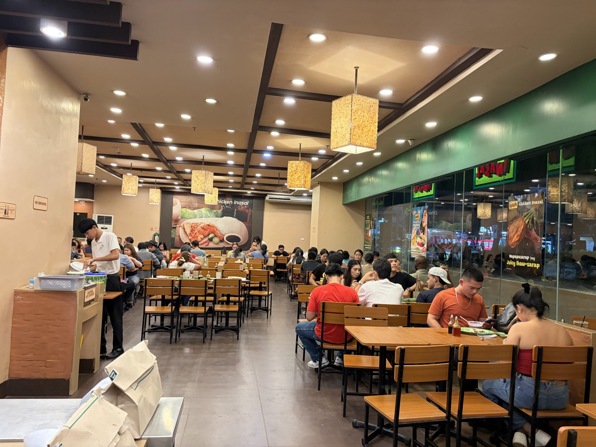 店に並んでいる様子