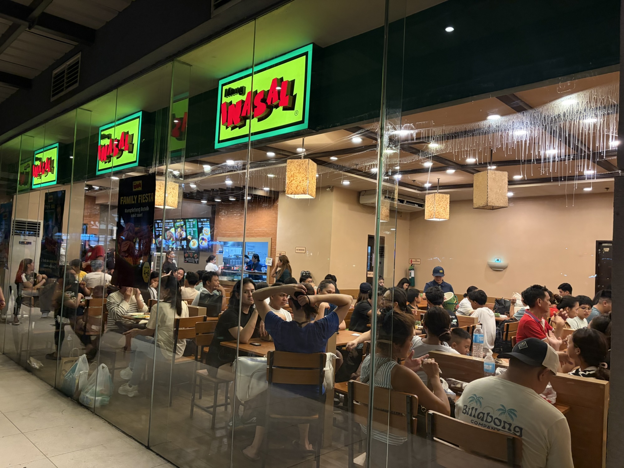 外からの店内の様子