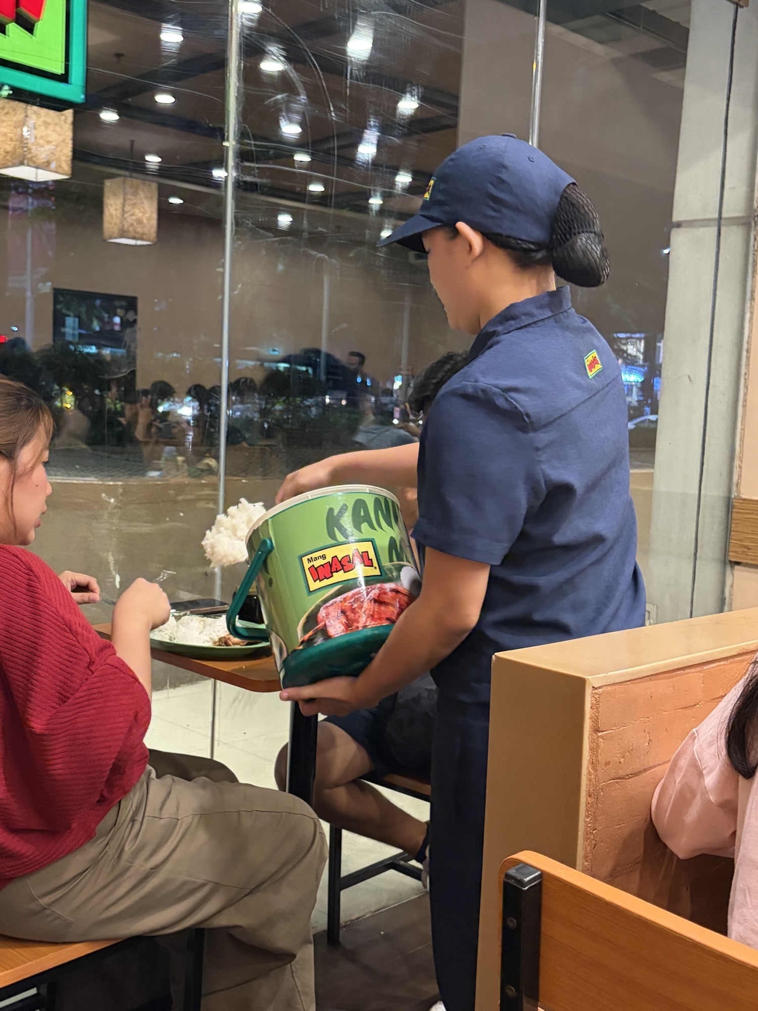 店員さんがライスをよそる様子
