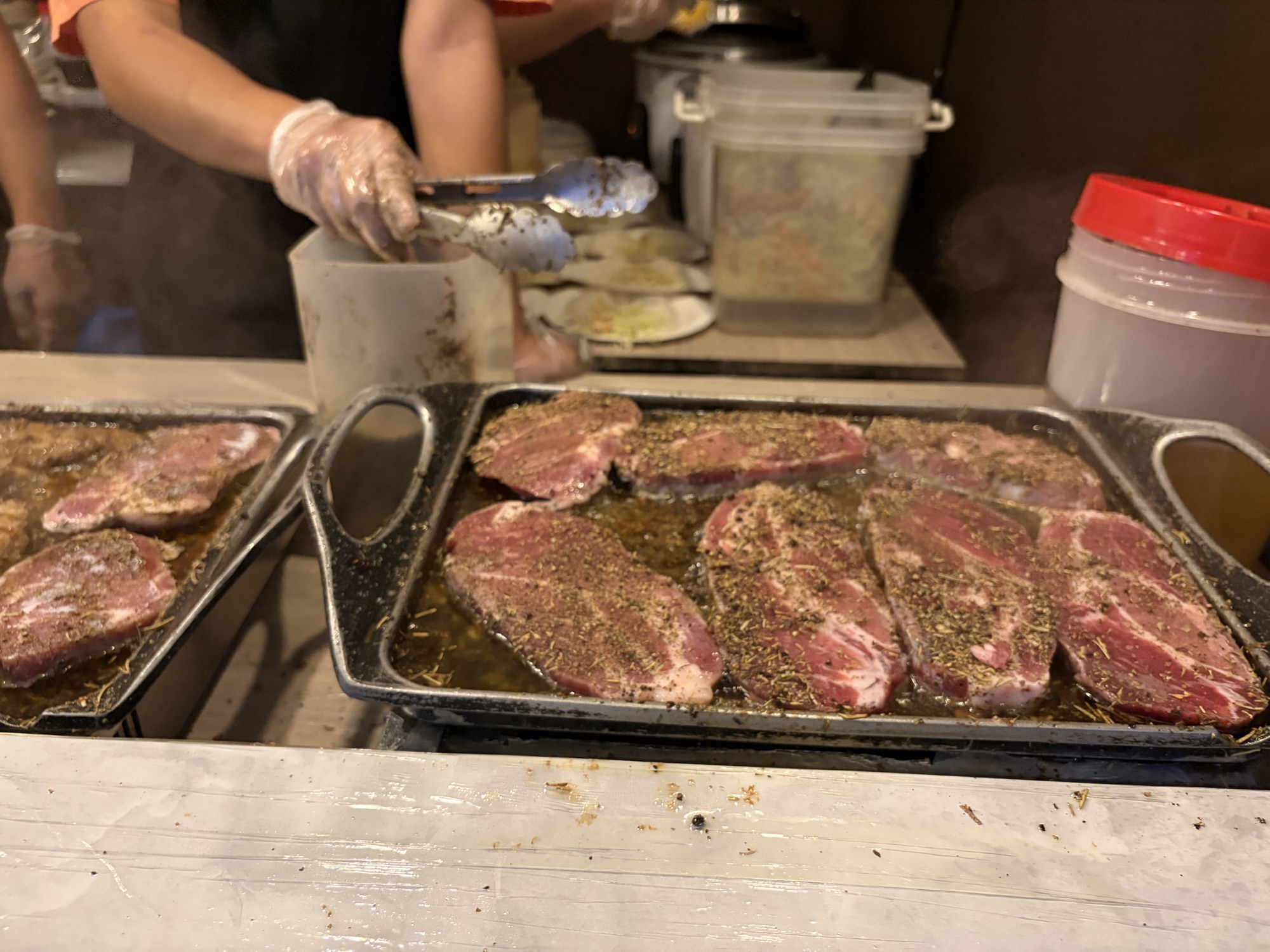 焼かれているステーキ
